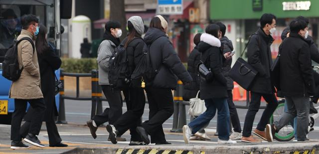 영하권 추위가 찾아온 4일 오전 서울 종로구 세종대로 일대에서 두꺼운 외투를 입은 시민들이 발걸음을 옮기고 있다. 뉴스1