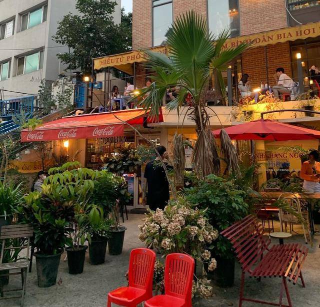 서울 용산구의 베트남 음식점 효뜨. 2층에 걸린 간판에는 한글 표기가 돼 있지 않다. 독자 제공