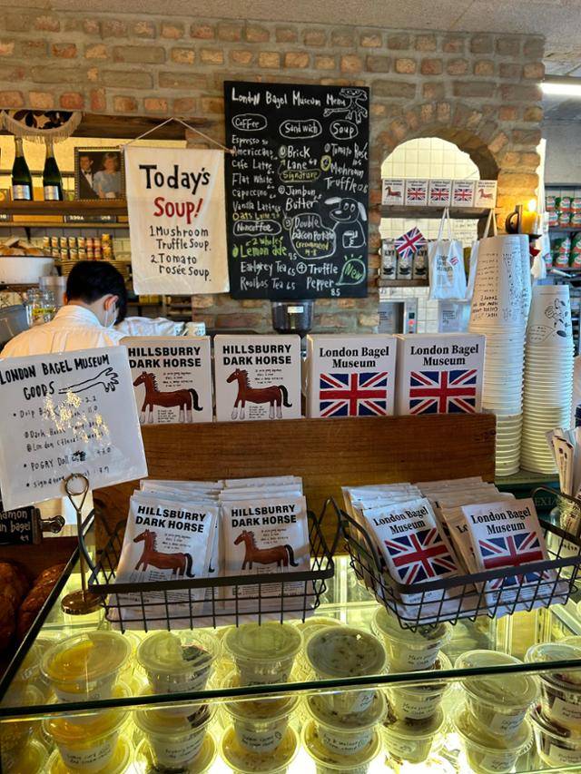 최근 외국어 간판을 내건 맛집들은 내부에도 외국어 위주의 아이템으로 이국적 분위기를 극대화한 게 특징이다. 서울 종로구 안국동 런던 베이글 뮤지엄의 내부. 김소연 기자