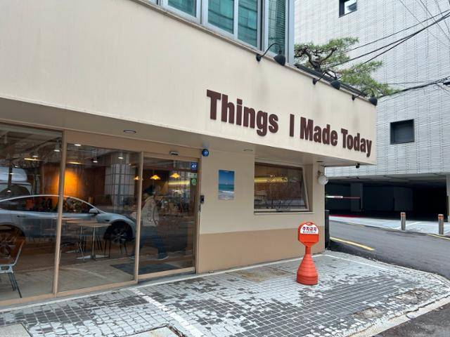 간판을 영어로만 꾸민 서울의 한 카페. 김소연 기자