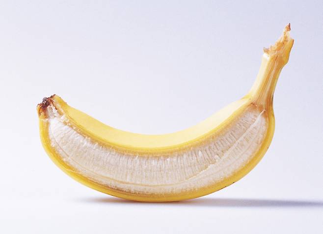 바나나 껍질 안쪽의 흰 줄은 영양분과 수분이 이동하는 ‘체관부 다발’로, 과육보다 영양분이 많으므로 굳이 떼지 않는 게 좋다./사진=게티이미지뱅크