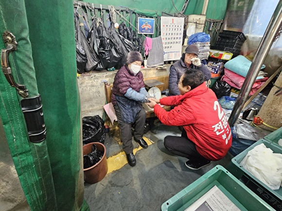 전광삼 대구 북구갑 예비후보가 4일 팔달시장 상인들과 환담을 나누고 있다. [사진=전광삼 예비후보 사무실]