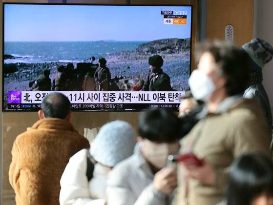5일 오후 서울역 대합실에서 시민들이 '북한 해안포 사격' 관련 뉴스를 지켜보고 있다.뉴스1