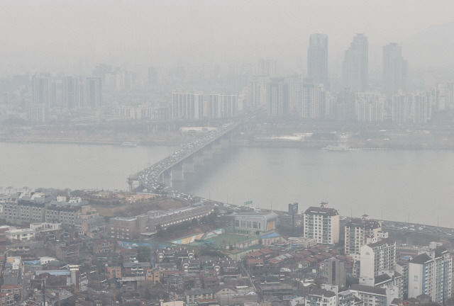 ▲ 미세먼지 농도 ‘보통’, 초미세먼지 ‘나쁨’ 수준을 보인 지난 4일 오전 서울 강남의 한 건물에서 바라본 서울 하늘이 뿌옇게 보이고 있다. 연합뉴스