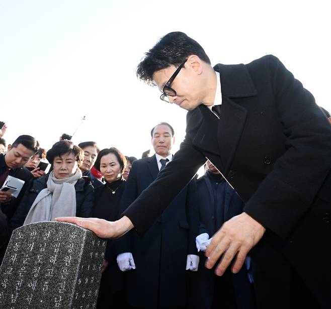 광주 5·18민주묘지 참배한 날…한동훈 국민의힘 비상대책위원장이 4일 광주 북구 국립5·18민주묘지를 찾아 윤상원·박기순 열사 묘를 참배하고 있다. 연합뉴스