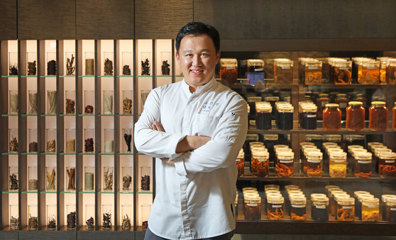 Joo Ok’s executive chef Shin Chang-ho poses for photos with the Korea JoongAng Daily at Joo Ok in Jung District, central Seoul. [PARK SANG-MOON]