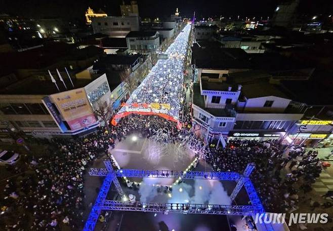 밤거리를 수놓은 화천산천어축제 선등거리