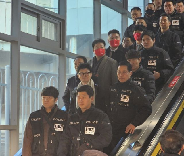 국민의힘 한동훈 비상대책위원장이 4일 오후 광주 광산구 송정역에서 경찰 경호 속 이동하고 있다. 뉴시스