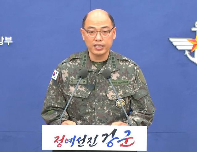 이성준 합동참모본부 공보실장이 5일 서울 용산 국방부에서 북한의 연평도·백령도 북방 해안포 사격 관련 브리핑을 하고 있다.  연합뉴스