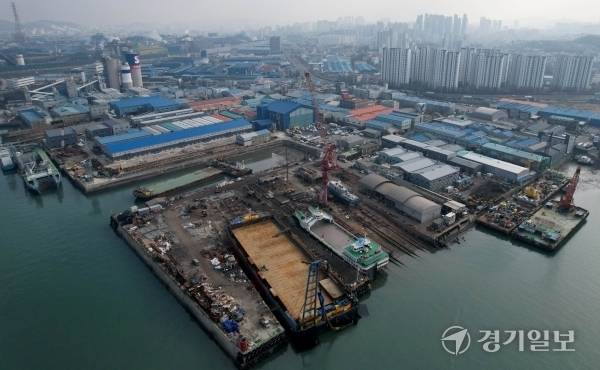 인천시가 인천지역 곳곳에 산재해 있는 선박 수리 업체들을 1곳으로 모으는 ‘인천수리조선단지 조성 사업'이 사실상 무산했다. 사진은 4일 인천시 동구 만석동에 위치한 한 선박수리업체. 조병석기자