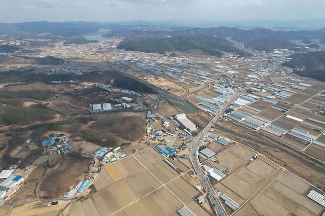 지난 3월 정부의 시스템 반도체 국가산단 발표로 A건설사의 물류센터가 있는 용인시 처인구 남사읍 전체가 토지거래 허가구역으로 지정됐다. 사진은 용인시 남사읍 시스템 반도체 단지 예정지.  매경DB