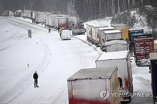 도로에 고립된 트럭들. [사진출처 = 연합뉴스]
