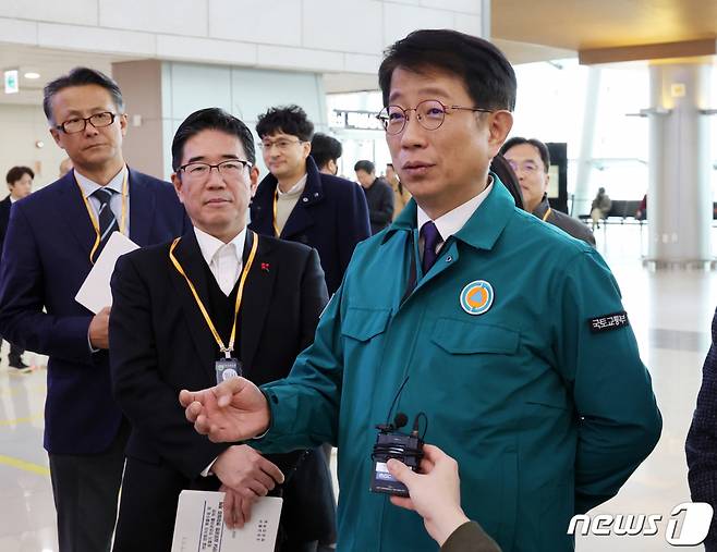 (서울=뉴스1) 김진환 기자 = 박상우 국토교통부 장관이 29일 오후 서울 강서구 하늘길 김포공항 3층 국내선 출발층에서 연말연시 수송대책 및 시설 점검을 보고받고 있다. 2023.12.29/뉴스1  Copyright (C) 뉴스1. All rights reserved. 무단 전재 및 재배포,  AI학습 이용 금지.