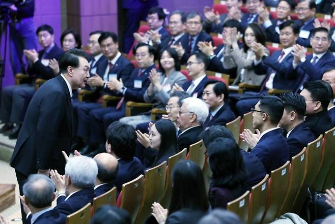 [서울=뉴시스] 조수정 기자 = 윤석열 대통령이 5일 서울 성북구 한국과학기술연구원(KIST)에서 열린 2024년 과학기술인·정보방송통신인 신년인사회에서 인사하고 있다. (대통령실통신사진기자단) 2024.01.05.