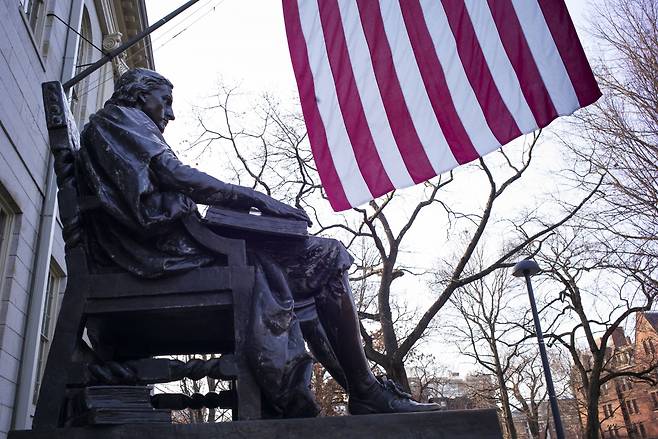 지난 3일(현지시간) 미국 매사추세츠주 케임브리지의 하버드 대학 캠퍼스 하버드 야드에 있는 존 하버드 동상. [EPA]