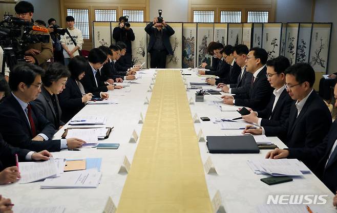 [서울=뉴시스] 배훈식 기자 = 김병환 기획재정부 1차관이 5일 오전 서울 종로구 정부서울청사에서 제36차 비상경제차관회의 겸 제7차 물가관계차관회의를 하고 있다. 2024.01.05. dahora83@newsis.com