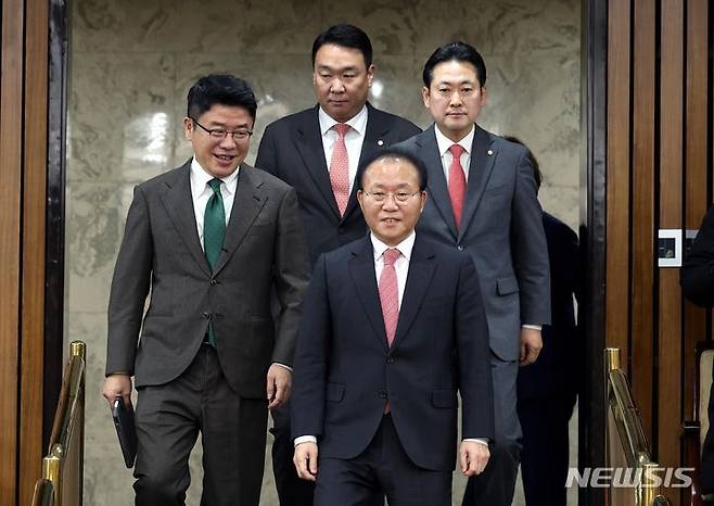 [서울=뉴시스] 조성봉 기자 = 윤재옥 국민의힘 원내대표가 5일 오전 서울 여의도 국회에서 열린 원내대책회의에 참석하고 있다. 2024.01.05. suncho21@newsis.com