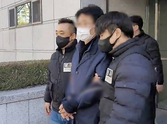 이재명 더불어민주당 대표를 흉기로 습격한 피의자 김모씨(앞줄 가운데)가 지난 4일 오후 연제구 부산지법에서 열린 구속 전 피의자 심문(영장 실질심사)을 마치고 법원을 나서고 있다. 부산=뉴스1  