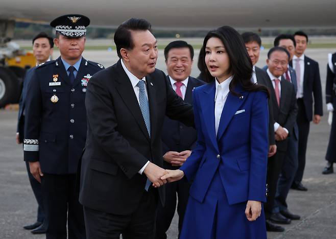 제78차 유엔 총회 참석과 세계 각국 정상들과의 양자회담 일정을 소화한 윤석열 대통령과 김건희 여사가 9월23일 성남 서울공항에 공군 1호기편으로 귀국해 악수하고 있다. ⓒ연합뉴스