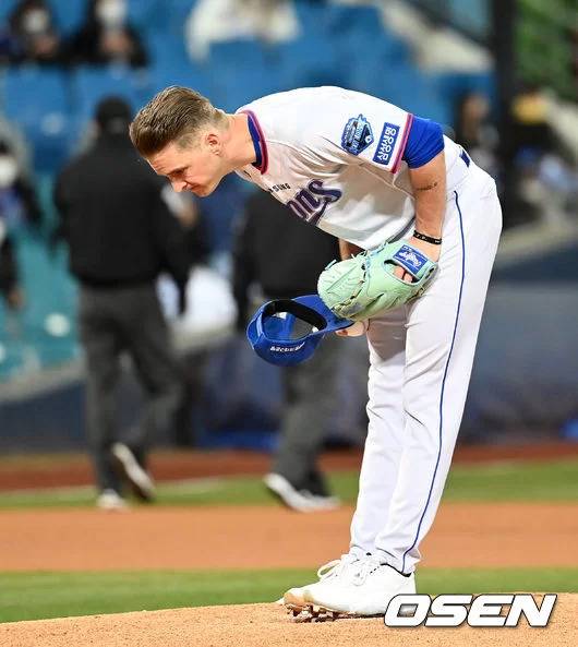 마운드 위에서 인사하는 뷰캐넌 / 사진=OSEN