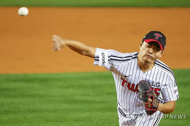 역투하는 고우석 (서울=연합뉴스) 서대연 기자 = 7일 서울 잠실야구장에서 열린 2023 KBO 한국시리즈 1차전 kt 위즈와 LG 트윈스의 경기. 
     9회초 LG 마무리투수 고우석이 역투하고 있다. 2023.11.7 dwise@yna.co.kr