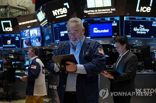 지난 3일(현지시간) 뉴욕증권거래소의 트레이더들 [AFP 연합뉴스 자료사진. 재판매 및 DB 금지]