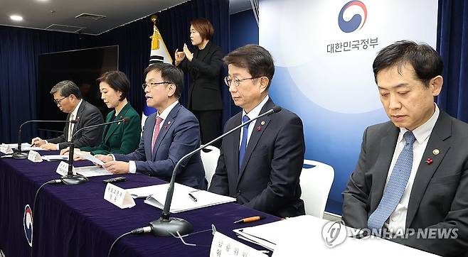 정부, 2024년 경제정책방향 발표 (서울=연합뉴스) 김주형 기자 = 정부가 4일 오후 서울 종로구 정부서울청사에서 2024년 경제정책방향을 발표하고 있다. 
 오른쪽부터 김주현 금융위원장, 박상우 국토교통부 장관, 최상목 부총리, 오영주 중소벤처기업부 장관, 전병극 문화체육관광부 1차관. 2024.1.4 kjhpress@yna.co.kr