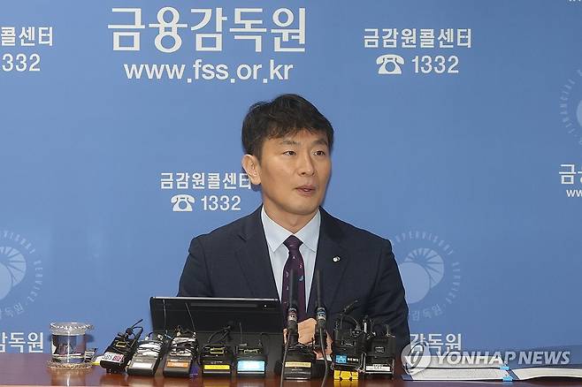 인사말 하는 이복현 금감원장 (서울=연합뉴스) 류효림 기자 = 이복현 금융감독원장이 4일 서울 여의도 금융감독원에서 열린 신년 기자간담회에서 인사말을 하고 있다. 2024.1.4 ryousanta@yna.co.kr