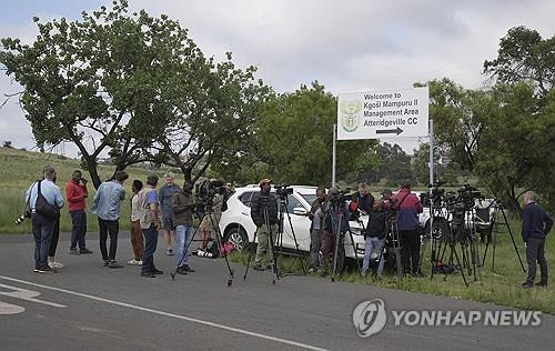 프리토리아 외곽의 애터리지빌 교도소 앞에 대기중인 취재진 [AP=연합뉴스]