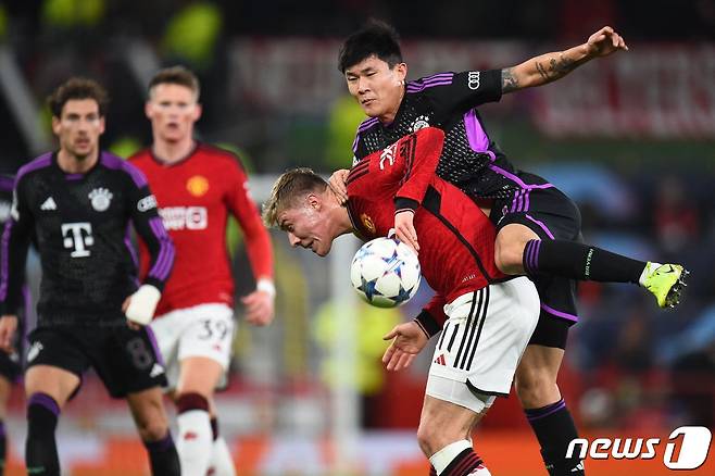 상대 선수의 경합에서 승리한 김민재(오른쪽)ⓒ AFP=뉴스1