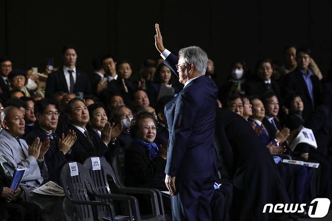 문재인 전 대통령이 6일 경기 고양시 킨텍스에서 열린 김대중 탄생 100주년 기념식 '하나로 미래로'에서 참석자들에게 인사하고 있다. 2024.1.6/뉴스1 ⓒ News1 이승배 기자