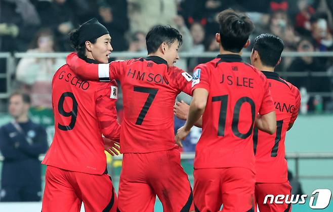 대한민국 축구대표팀 조규성이 16일 서울 마포구 서울월드컵경기장에서 열린 2026 FIFA 북중미 월드컵 아시아 지역 2차 예선 C조 조별리그 대한민국과 싱가포르의 경기에서 선제골을 터뜨린 후 선수들과 기뻐하고 있다. 2023.11.16/뉴스1 ⓒ News1 김성진 기자