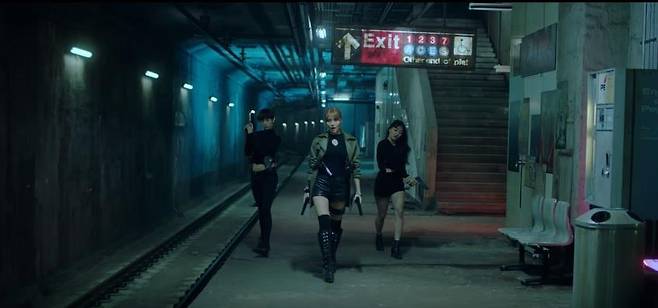 걸그룹 트와이스의 'Cheer Up' 뮤직비디오 한 장면. 신설동역 유령 승강장에서 촬영했다. /JYP엔터테인먼트