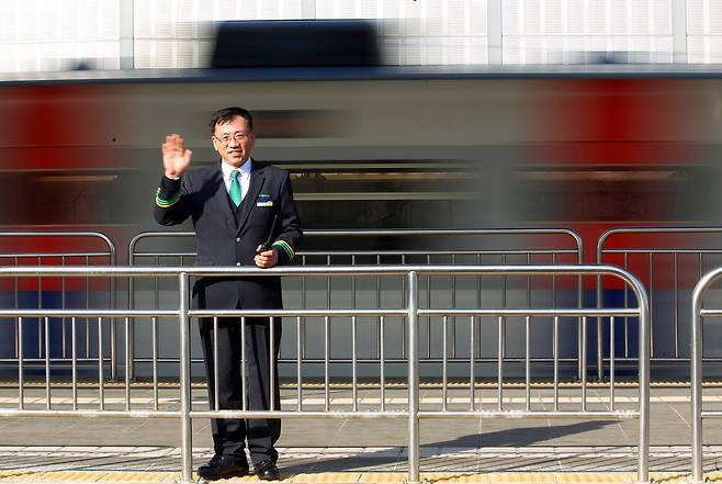 2003년 1호선 영등포역에서 어린아이를 구하다 왼쪽 발목과 오른쪽 발등이 잘리는 사고를 당한 역무원 김행균씨. "나도 모르게 본능적으로 뛰어들었다"면서 "그 아이가 어디서든 잘 크기만 바랄 뿐"이라고 말했다. /조선일보DB