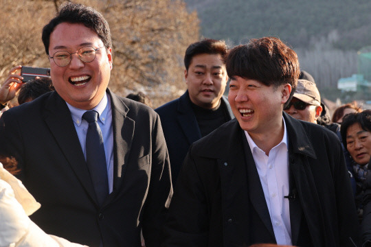 가칭 '개혁신당' 창당을 선언한 이준석 전 국민의힘 대표가 6일 오후 대구 수성구 수성못에서 천하람 개혁신당 공동창당준비위원장과 함께 길거리 당원 모집에 나서고 있다. 사진=연합뉴스