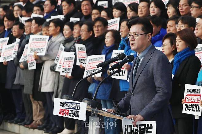 홍익표 더불어민주당 원내대표가 5일 오전 서울 여의도 국회본청 앞 계단에서 열린 야4당 김건희·50억클럽 특검 거부 규탄대회에서 발언을 하고 있다. ⓒ데일리안 홍금표 기자