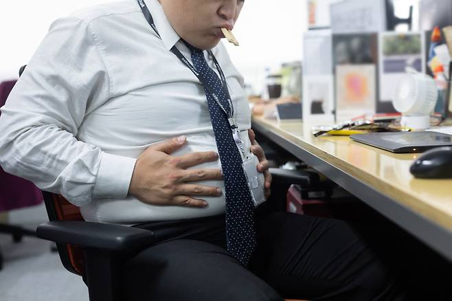 한국 남성은 비만 사실을 인지해도 대부분 다이어트를 시도하지 않지만, 한국 여성은 저체중이거나 정상체중임에도 체중감량을 시도하는 경향이 강하다.  /게티이미지뱅크