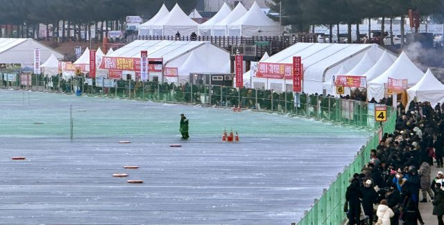 강원 화천군 화천천에서 ‘2024 화천산천어축제’가 개막한 6일 관광객들이 축제장에 입장하기 위해 기다리고 있다. 연합뉴스