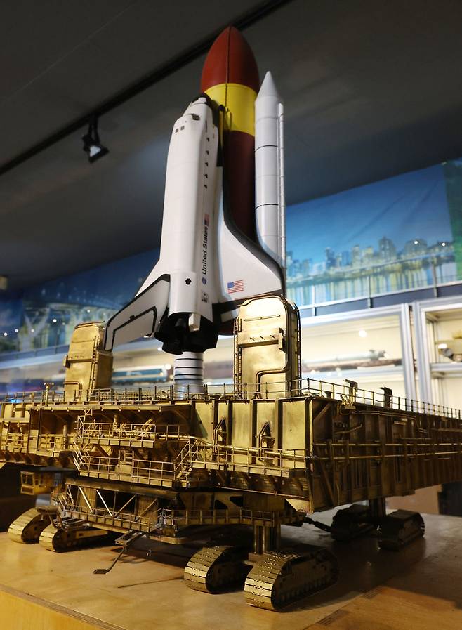 우주왕복선을 발사대로 이동시키는 운반차량