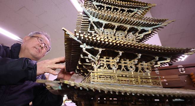 제작중인 미륵사지9층 석탑