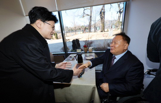 한동훈 국민의힘 비상대책위원장(왼쪽)이 6일 오전 서울 종로구의 한 식당에서 더불어민주당을 탈당한 무소속 이상민 의원과 오찬 직전 인사를 나누고 있다. 연합뉴스