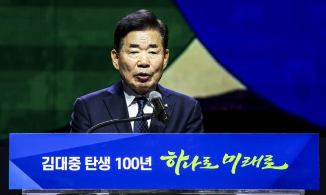 김진표 국회의장이 6일 경기 고양시 킨텍스에서 열린 김대중 탄생 100주년 기념식 '하나로 미래로'에서 축사를 하고 있다. 뉴시스