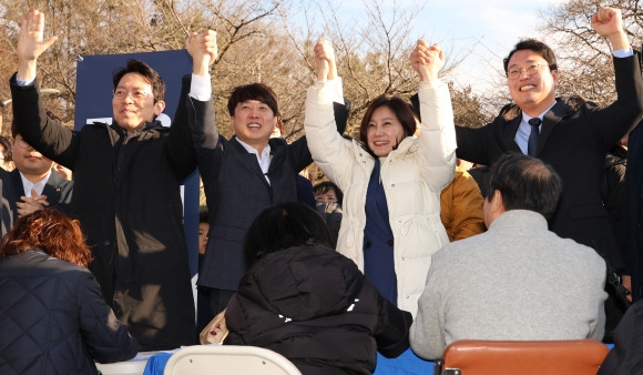 가칭 ‘개혁신당’ 창당을 선언한 이준석 전 국민의힘 대표가 6일 오후 대구 수성구 수성못에서 천하람, 이기인, 허은아 공동 창당준비위원장과 함께 길거리 당원 모집에 나서고 있다. 2024.1.6 연합뉴스