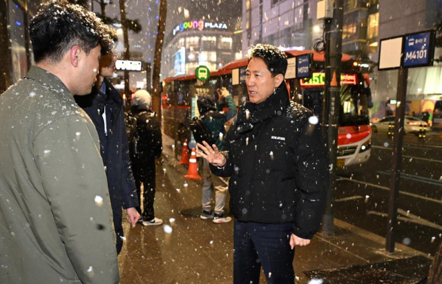 6일 오후 오세훈 서울시장이 퇴근길 혼잡으로 시가 긴급 대책을 마련해 운영 중인 '명동입구 광역버스 정류소'를 찾아 현장을 점검하고 있다. 연합뉴스