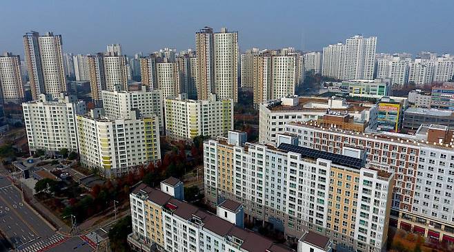 부동산 전문가들은 경기 김포시의 서울시 편입이 이 지역 주택 가격에 큰 영향을 미치지 못할 것이라고 전망한다. 사진은 2022년 11월 10일 경기 김포시 운양동 한 아파트 단지 전경. [뉴스1]