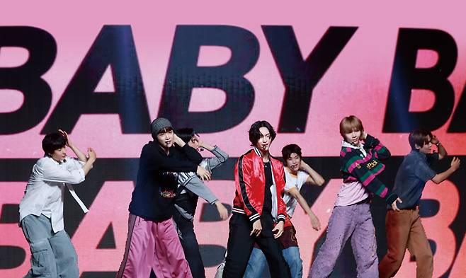 그룹 라이즈(RIIZE)가 2023년 9월4일 서울 용산구 블루스퀘어 마스터카드홀에서 열린 첫 싱글앨범 '겟 어 기타' 발매 기념 기자간담회에서 타이틀 곡 무대를 선보이고 있다. ⓒ연합뉴스