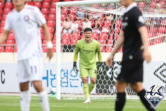 경기에 집중하는 김영광(가운데). /사진=한국프로축구연맹 제공