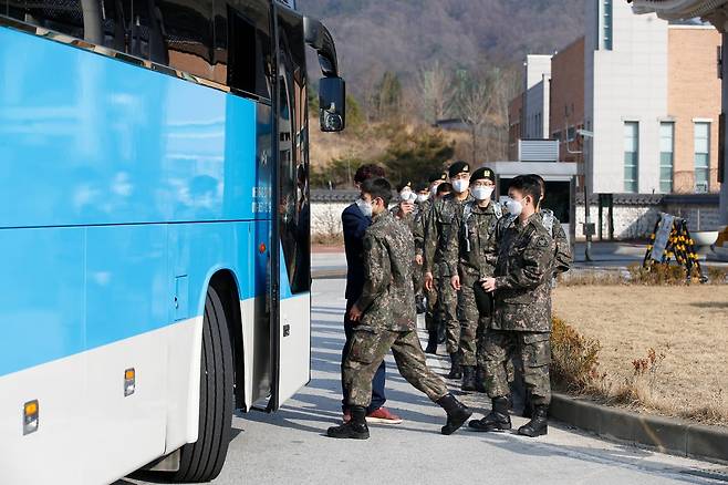 임실군에서 지원하는 차를 타고 외출하는 장병들 [임실군 제공]