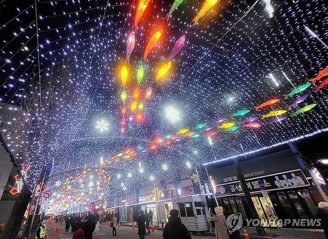 불 밝힌 화천산천어축제 선등거리 [연합뉴스 자료사진]