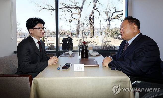 한동훈, 민주당 탈당 이상민과 오찬 회동 (서울=연합뉴스) 임화영 기자 = 국민의힘 한동훈 비상대책위원장(왼쪽)이 6일 오전 서울 종로구의 한 식당에서 최근 더불어민주당을 탈당한 이상민 의원과 오찬 회동을 하고 있다. 2024.1.6 hwayoung7@yna.co.kr